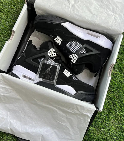 AIR JORDAN 4s Retro Oreo Panda